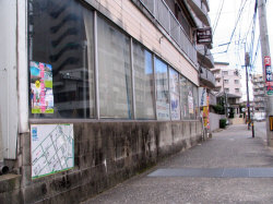 原田 クリーニング店下